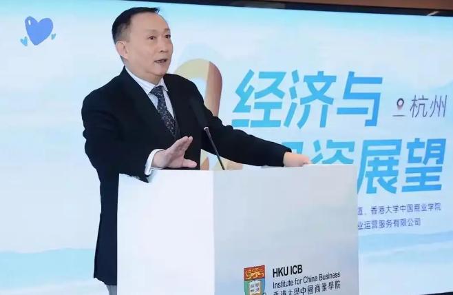 卢麒元，一直以思路清奇、语言犀利著称的财经评论人，这次把“炮口”对准了一类人——