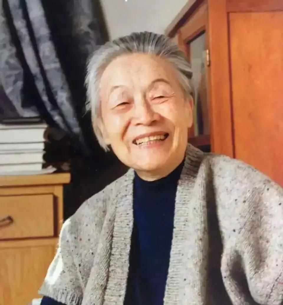 杨绛为什么叫先生？林徽因也叫先生，宋庆龄也叫先生。能称的起先生的女士可不多。
#