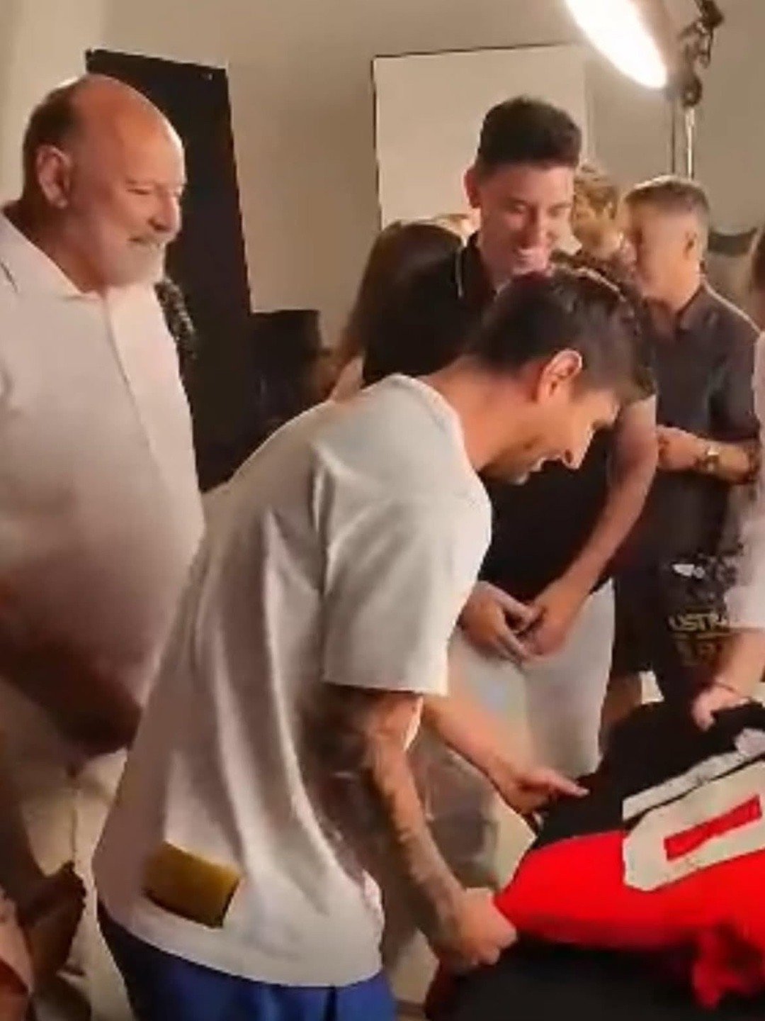 🔴⚫️梅西收到了纽维尔老男孩送来的礼物😍一家子都有哟梅西[超话]纽维尔老男孩