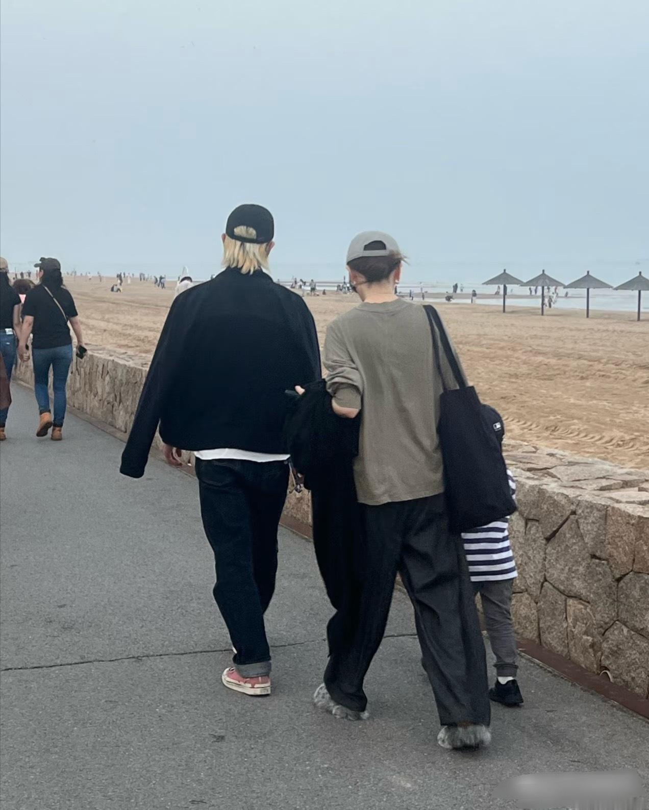 戚薇和李承铉带4岁小儿子现身河北阿那亚旅游，一家三口傍晚在海边散步，穿着随性但很