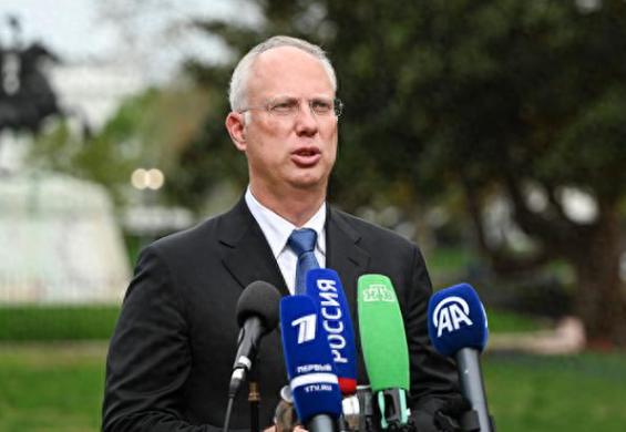 俄罗斯特使去美国搞事却闹了个大笑话，德米特里耶夫揣着80亿的大项目、拎着印有普京