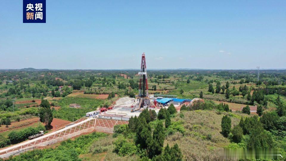 总台央视记者6月11日从中国石化获悉，四川盆地的两口页岩气探测井，接连获高产工业
