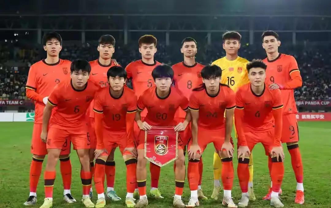 门将在十二码点前第三次扑错方向。
记分牌猩红的数字是2025年中国足球的胎记。