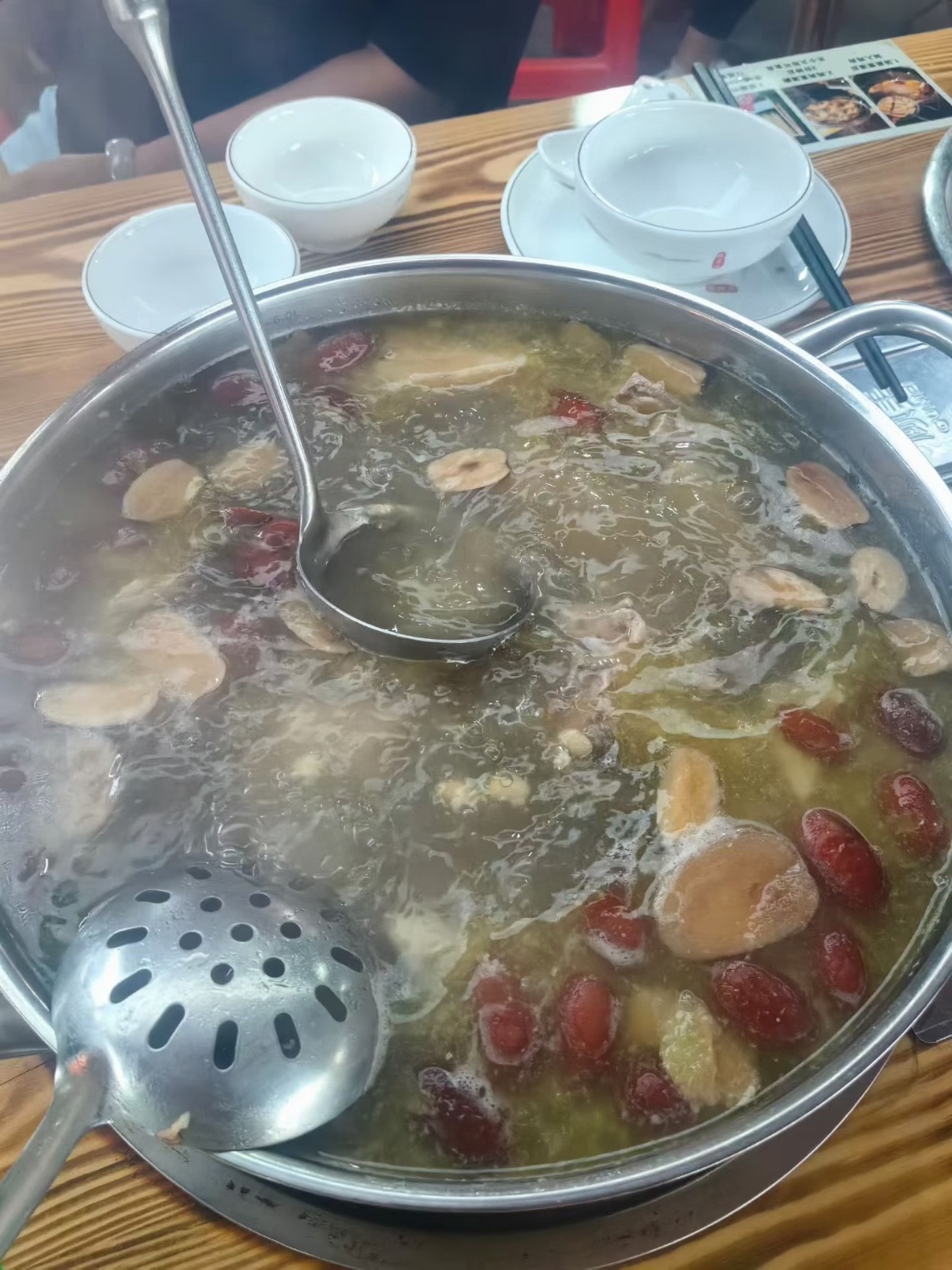 莫氏鸡煲老板说如果再来流量会关店互联网就是一阵风，这次是你，下次就是别人了。哪怕