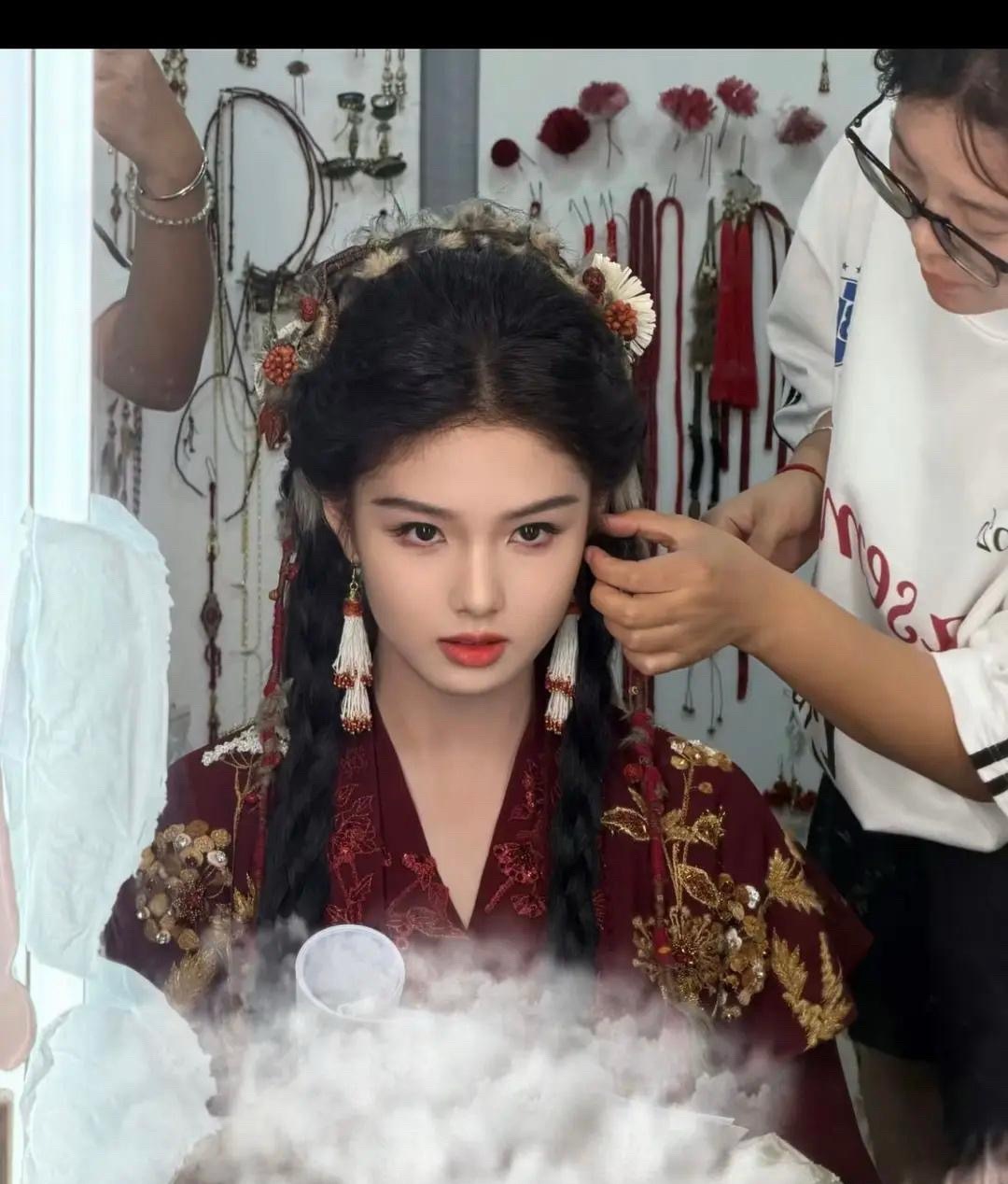 艾米这个妆造看上去好眼熟，感觉以前在哪里见到过 