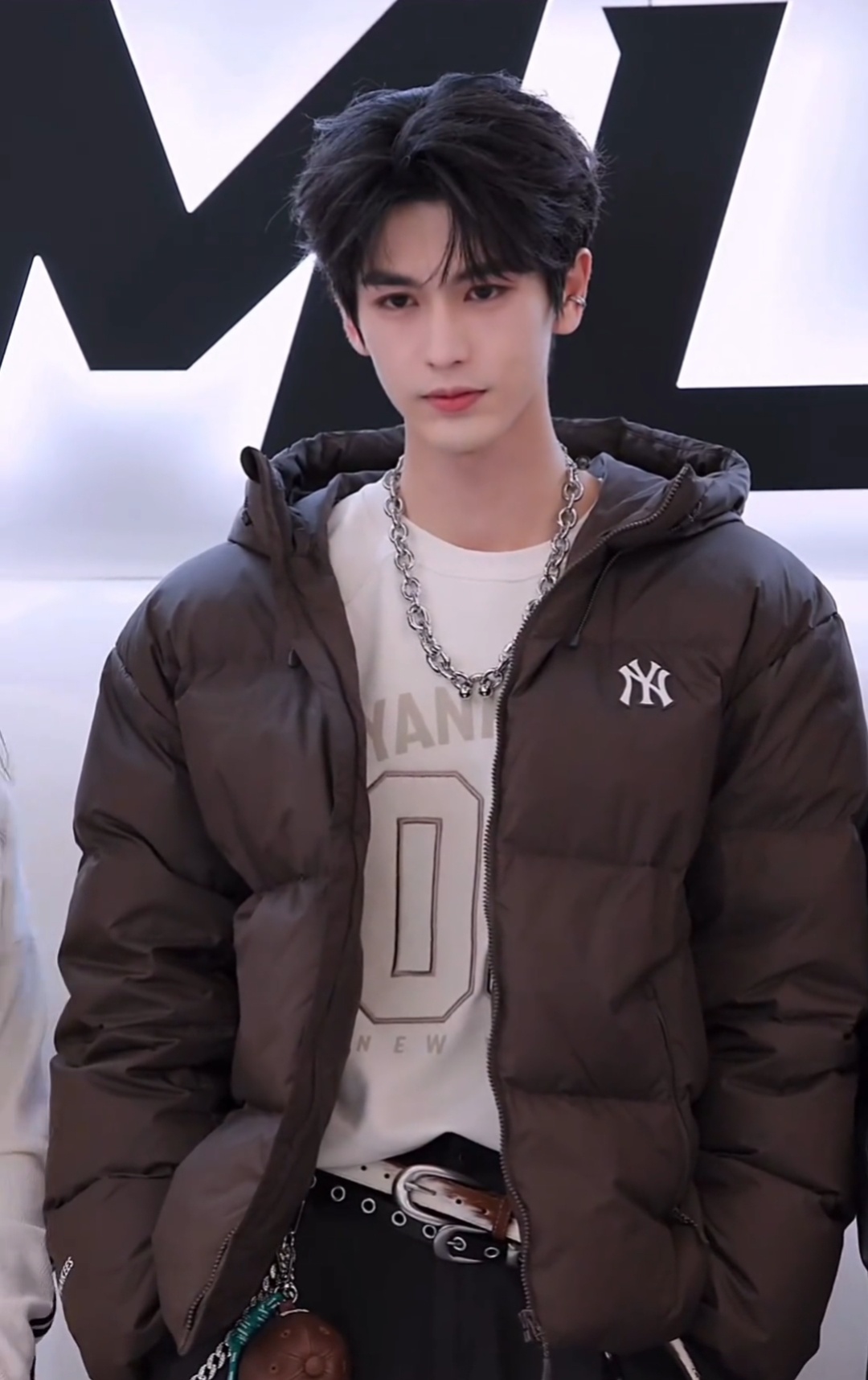 张凌赫帅🉐很权威，帅是个很客观的东西，哪怕不吃这一款，就这张脸，你也不能违心的