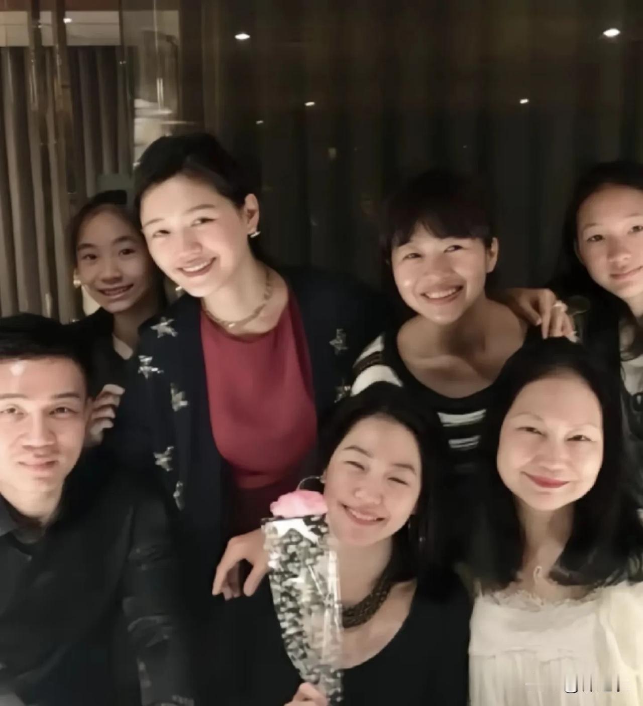 梅小时候没怎么读过书，靠着婆家去读夜校，离异后第一次正式上班就能成为销售房屋很好