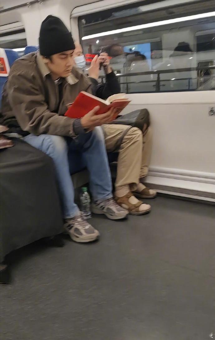 哈哈哈  偶遇纪凌尘高铁假装看书  本尊：书里有句特别好的话 我只是📱分享给朋