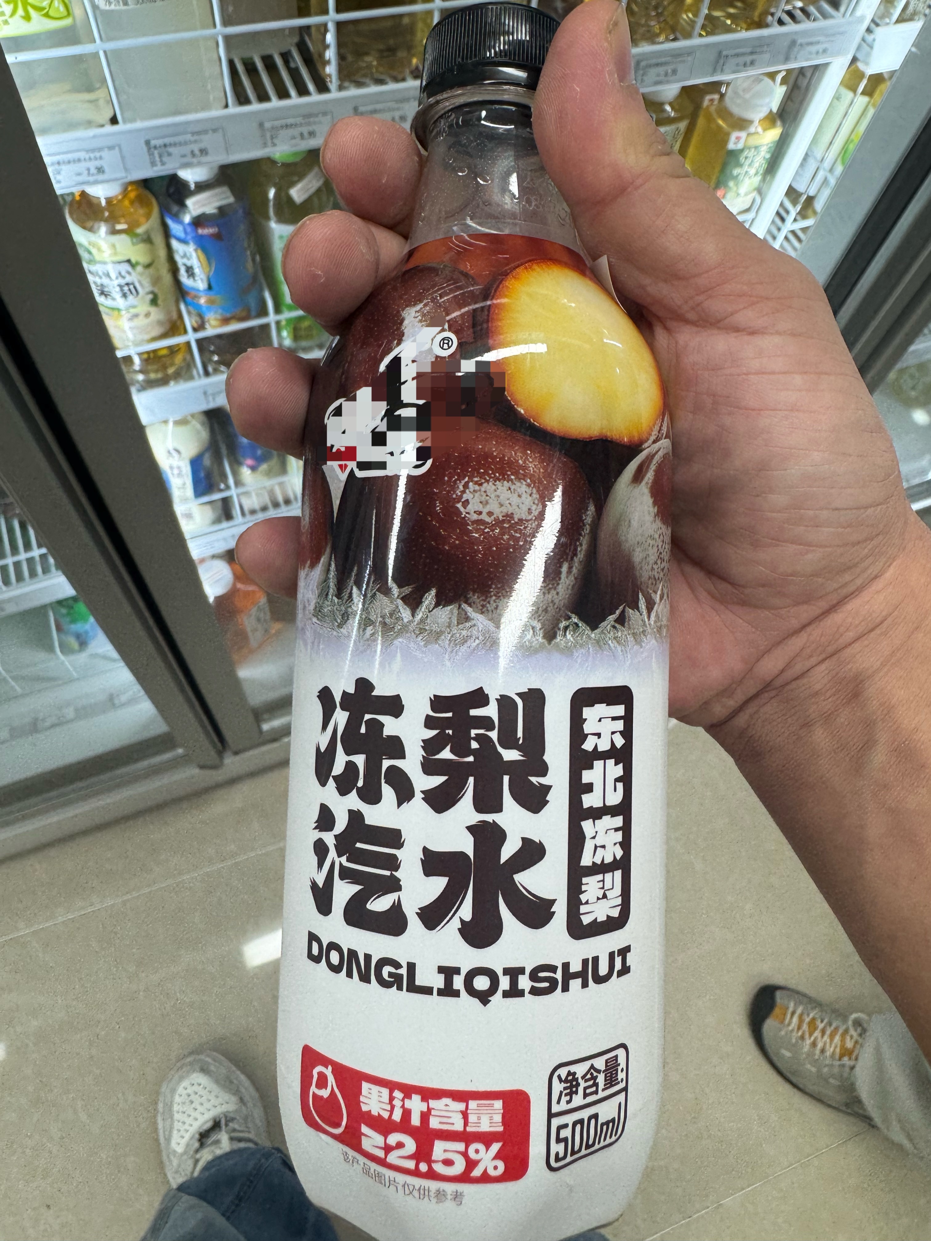机场看见这个饮料，老怀念小时候冻梨汁的味了。赶紧买了一瓶。尝试新款饮料的脚步又走