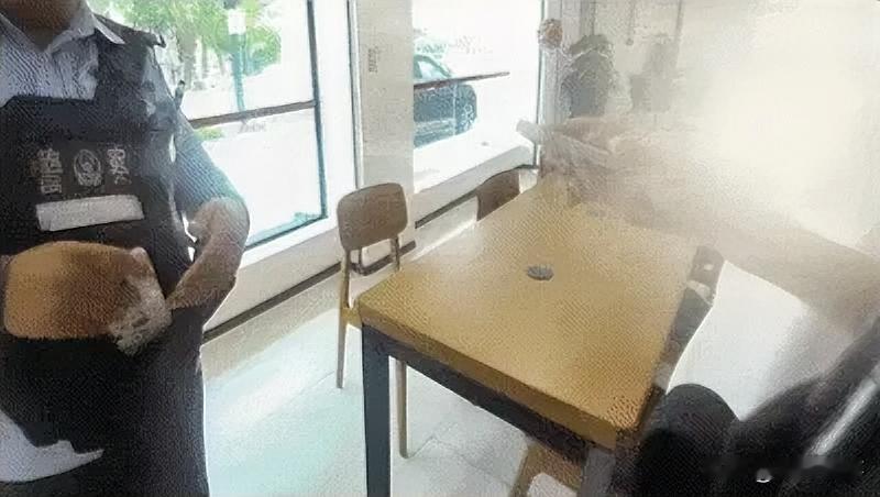 浙江海盐，一18岁小伙在上厕所时，看到墙上贴有能“约美女”的小纸片，小伙需求正盛