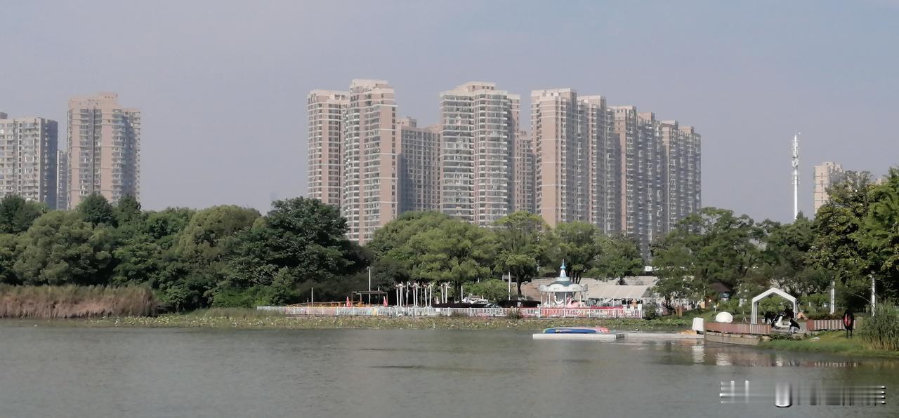 给弟弟打电话，他没接，一直到吃完晚饭，他才回的电话。
他说上午帮人装了一个照明灯