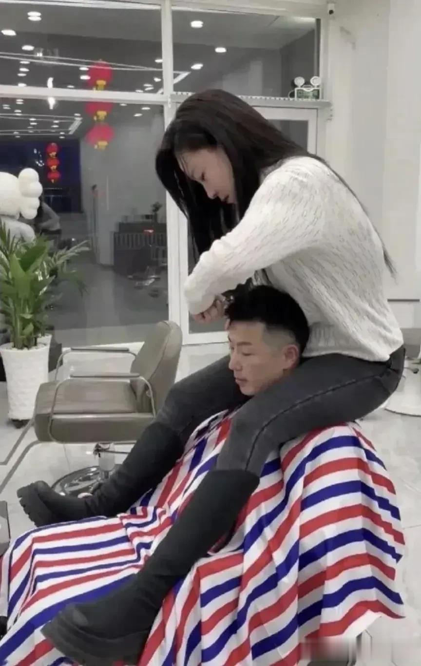 新来的女总监，理发技术应该是不错的吧[捂脸]
她家的年卡，一定很贵吧？

   