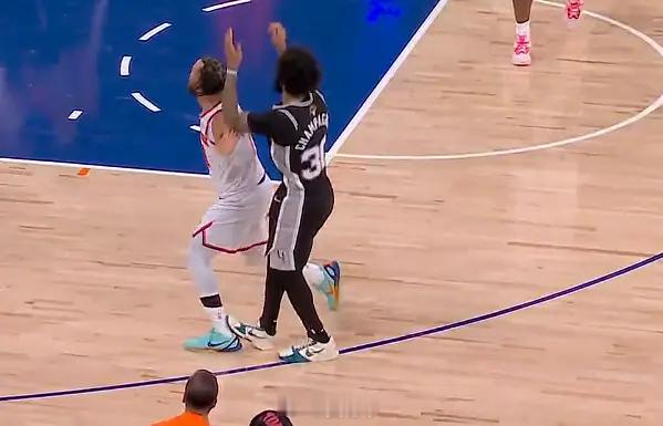 NBA的黑哨也是炉火纯青，这能吹布伦森一级恶意犯规啊。马刺vs尼克斯nba总决赛