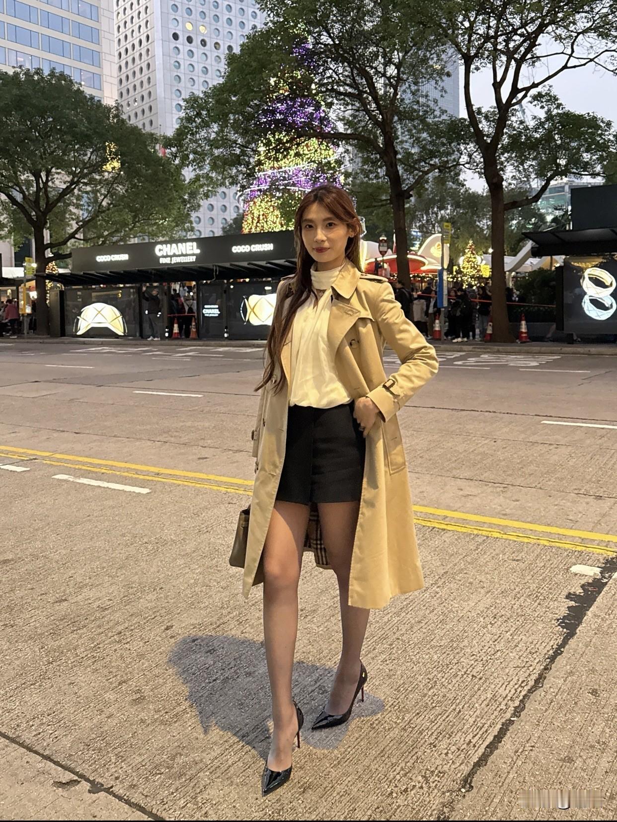 内在修养也不能少。多读书，丰富自己的内涵，谈吐自然更有韵味。像林徽因，饱读诗书，