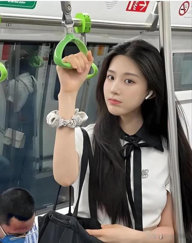 对面的美女为什么一直盯着我看