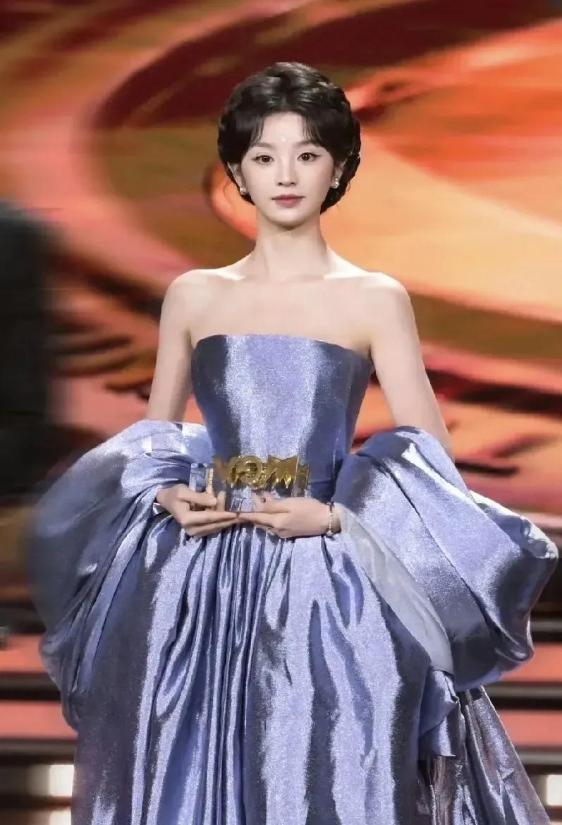 田曦薇天生吃演员这碗饭，《逐玉》要撑田曦薇升咖。
要说能力，她没有自己的工作室，