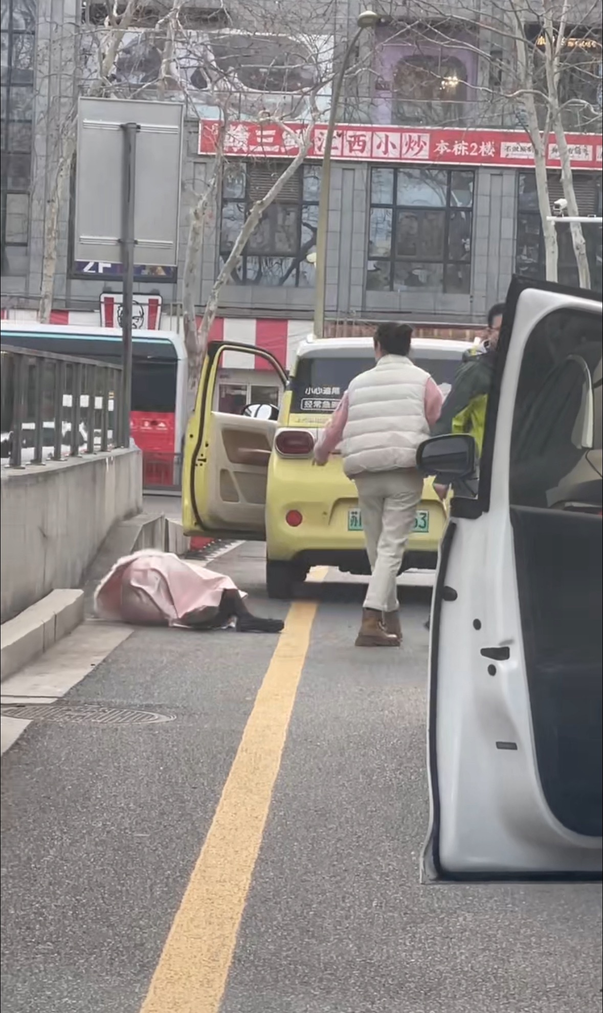 因交通纠纷男子怒扇女子巴掌这个在群里看到了两个视频。总结一下：①小仙女和别人剐蹭