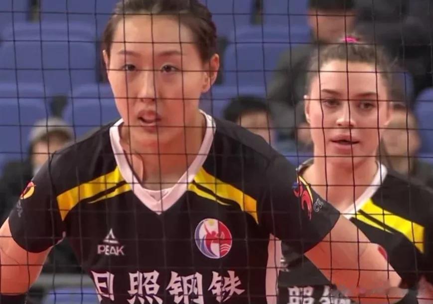 女子排超联赛1/4决赛
山东主场迎战江苏
第一局，山东首发阵容是杜清清宋立琪搭档