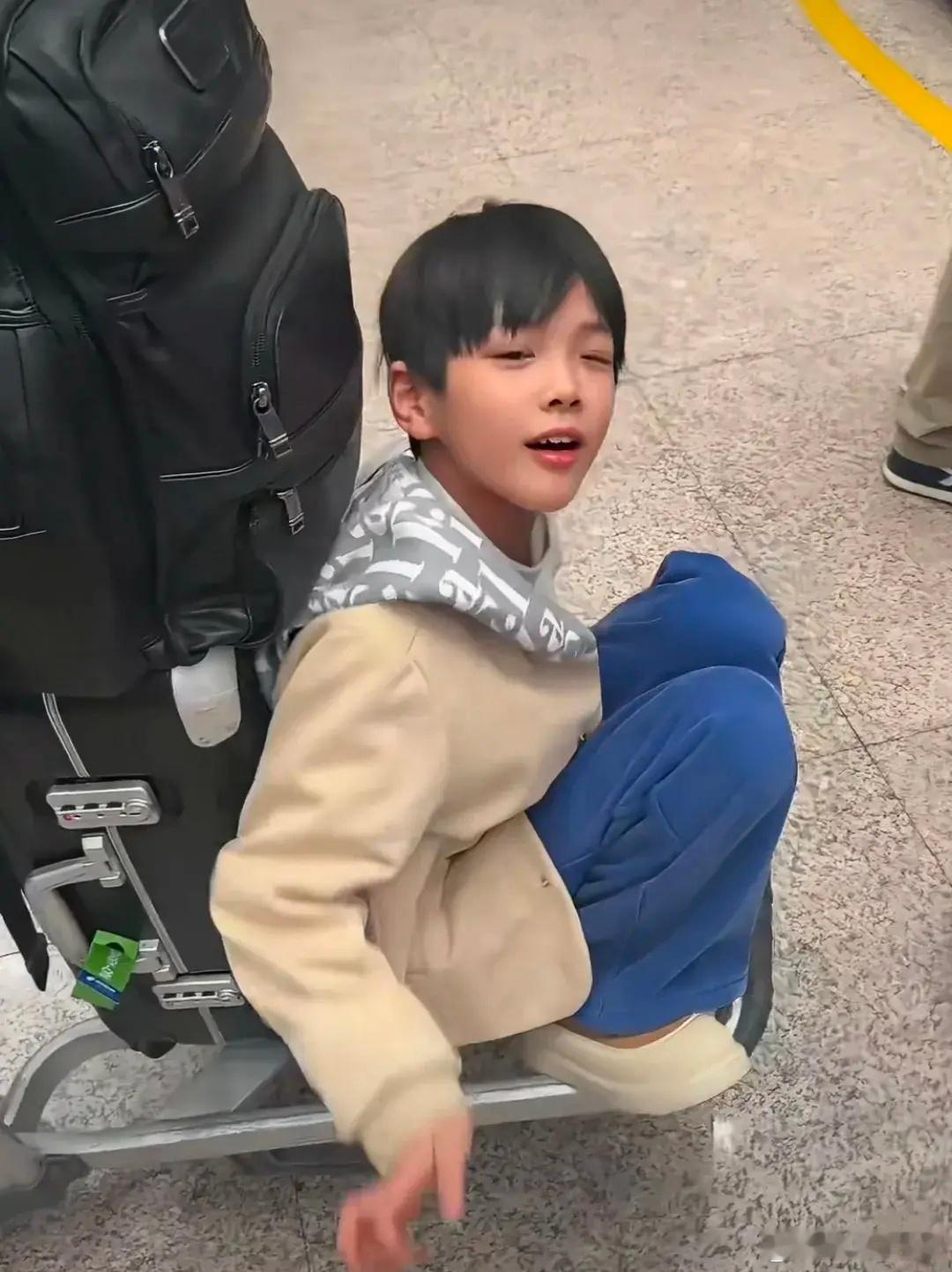 黄圣依小儿子安麟，和爸爸杨子现身机场，他越长越帅了，就像是女版的“黄圣依”，这眉