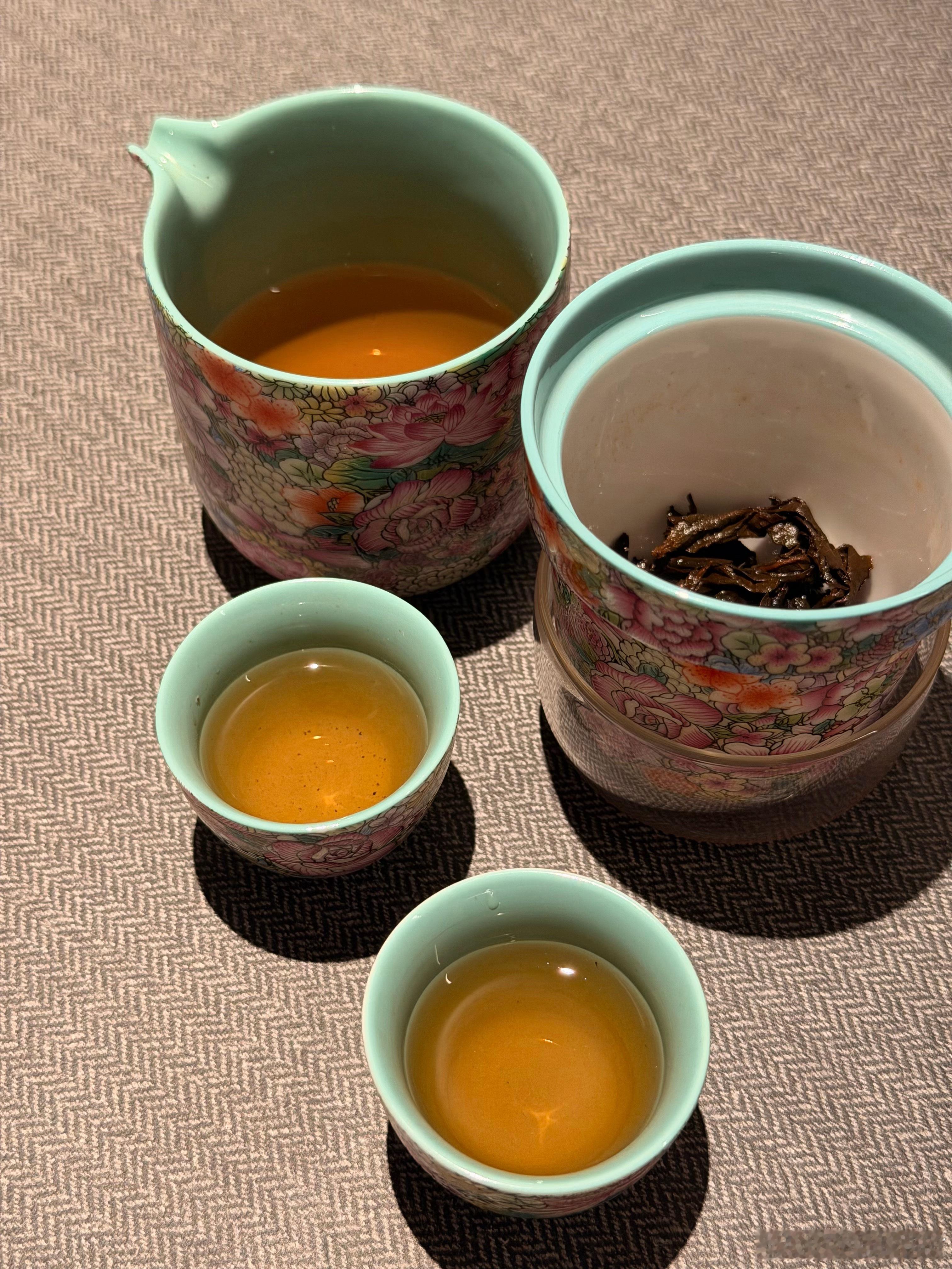 晚饭吃太晚就睡不着，喝点乌龙茶消化消化。每次出远门会带三种茶，吃多了肉喝乌龙茶，