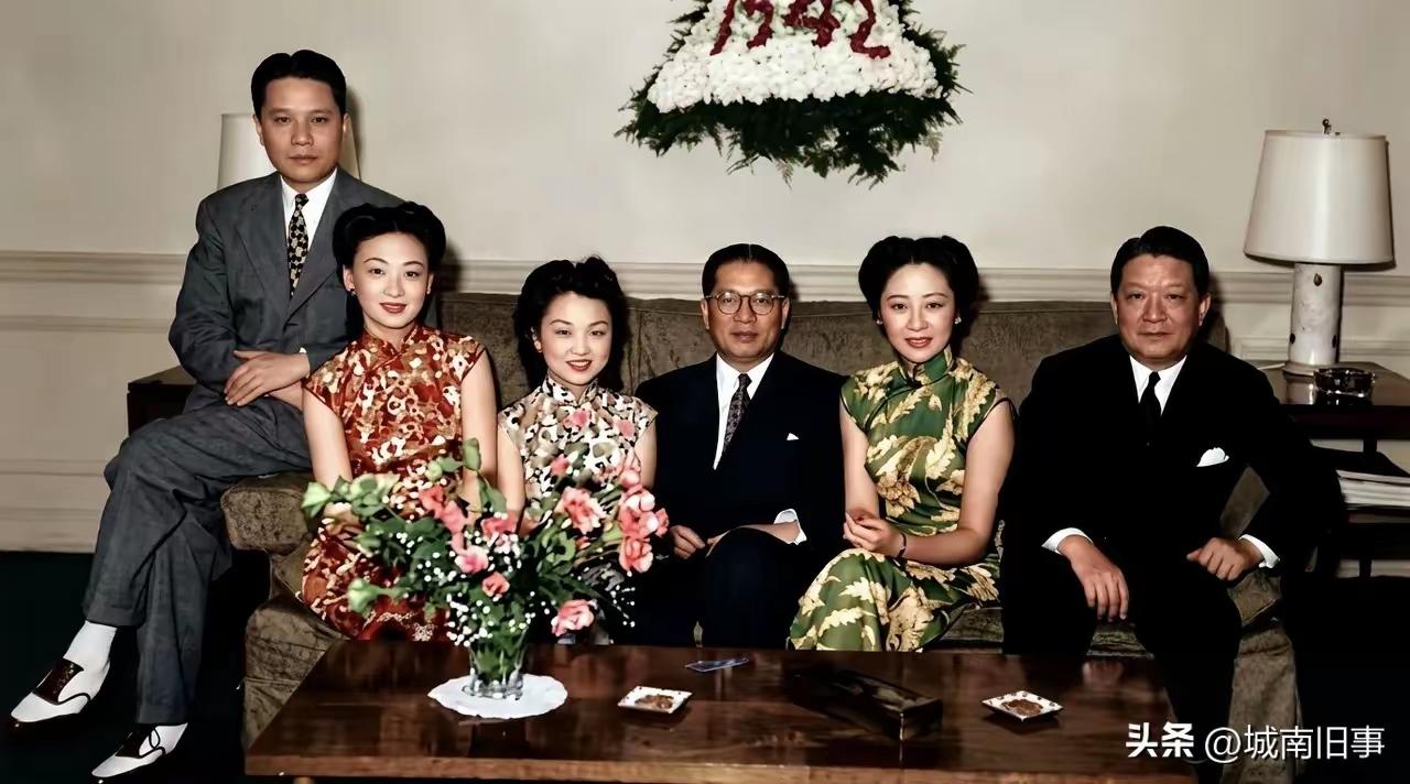 1942年圣诞佳节，宋氏三兄弟宋子文、宋子良、宋子安分别携各自的夫人同坐沙发留下