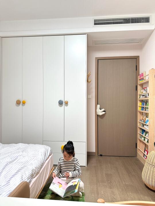 她才幼儿园，就有自己的工位和会客厅🏠