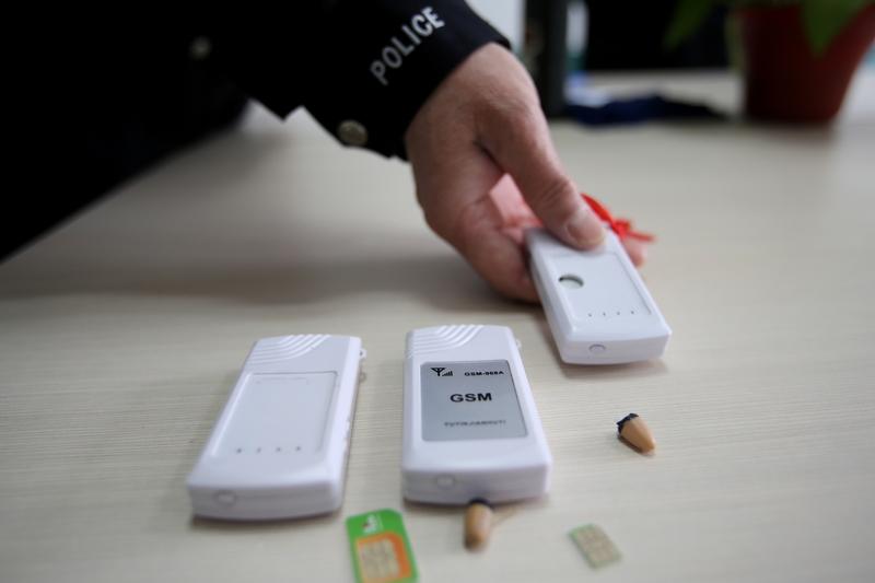 考生花5万元购买高科技作弊设备，将微型耳机塞入耳道，通过伪装成橡皮擦的显示屏接收