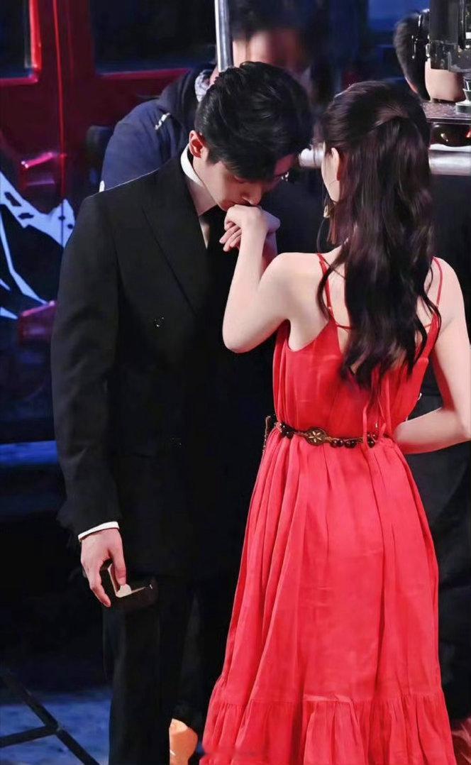 许你星河千里求婚吻 丞磊新剧求婚沈羽洁路透 啊啊啊啊啊，一时间不知该羡慕谁了啊！