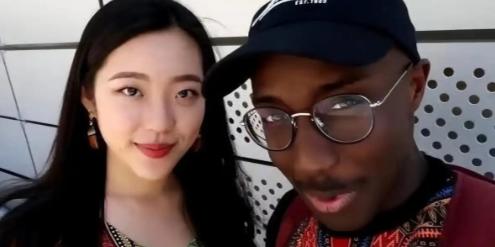 2004年，女大学生朱力亚被黑人男友马浪传染得了艾滋病，经过痛苦的沉沦过后，朱力