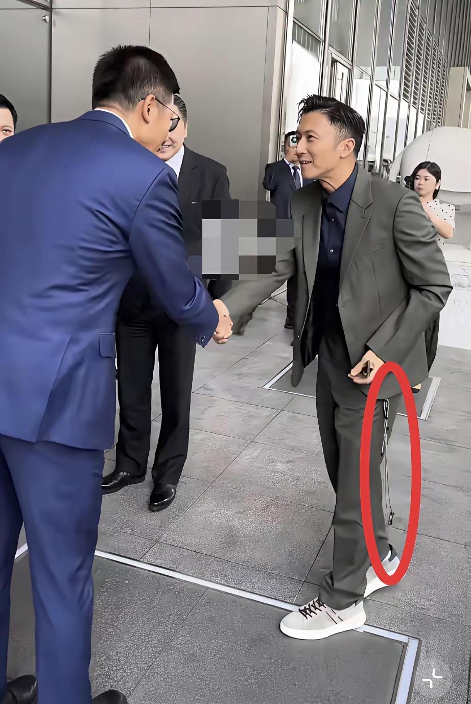 谢霆锋裤子上带的是什么东西