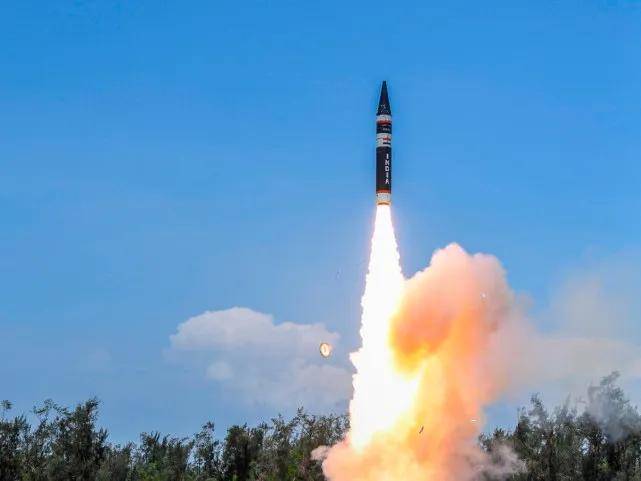 8月21日，法新社报道:“印度周三宣布，成功试射可携带核弹头的中程弹道导弹烈火-