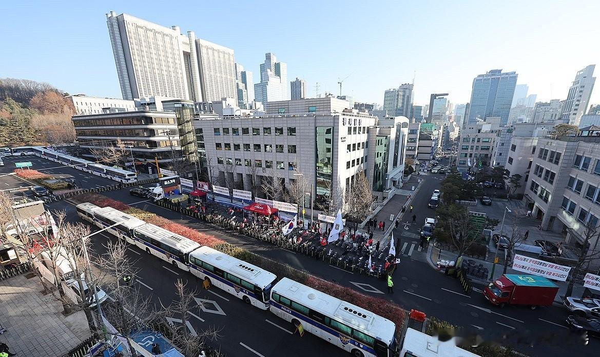 2月19日是韩国前总统尹锡悦内乱主谋案一审宣判日，首尔中央地方法院周边气氛高度紧