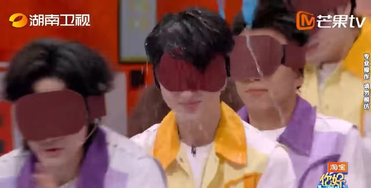 郭俊辰躲过第一次躲不过第二次你好星期六 “打雪仗”游戏现场，郭俊辰起身躲过第一次