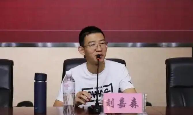 2015年，河北衡水中学文科状元刘嘉森以673分考入北大时，对着镜头抛出一句扎心