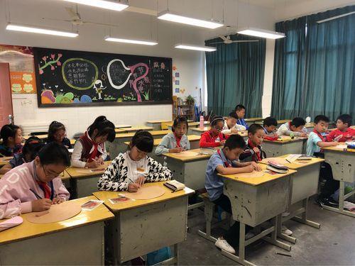 别让“群”伤了孩子
贵州小学的事儿，真让人揪心。就因为考试没交齐试卷，老师就在家