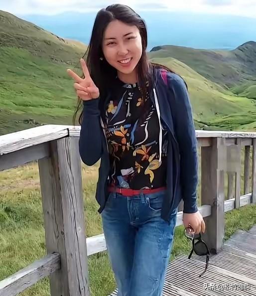 才女贾浅浅被撤销硕士学位后。贾平凹伤不伤心，我不知道。但现在有一个人应该很开心，