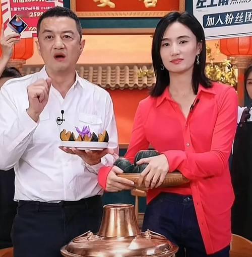 李亚鹏离婚后连夜开直播！饭桌前专心选品无悲色，网友：对比金喜太明显
 
刚官宣与