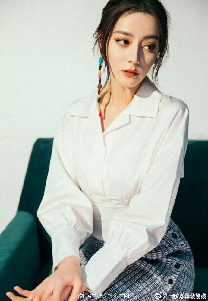 【谁的白衬衣最有氛围感】春风掠过白衬衣衣领，利落的剪裁勾勒出冷冽线条，隐隐约约交