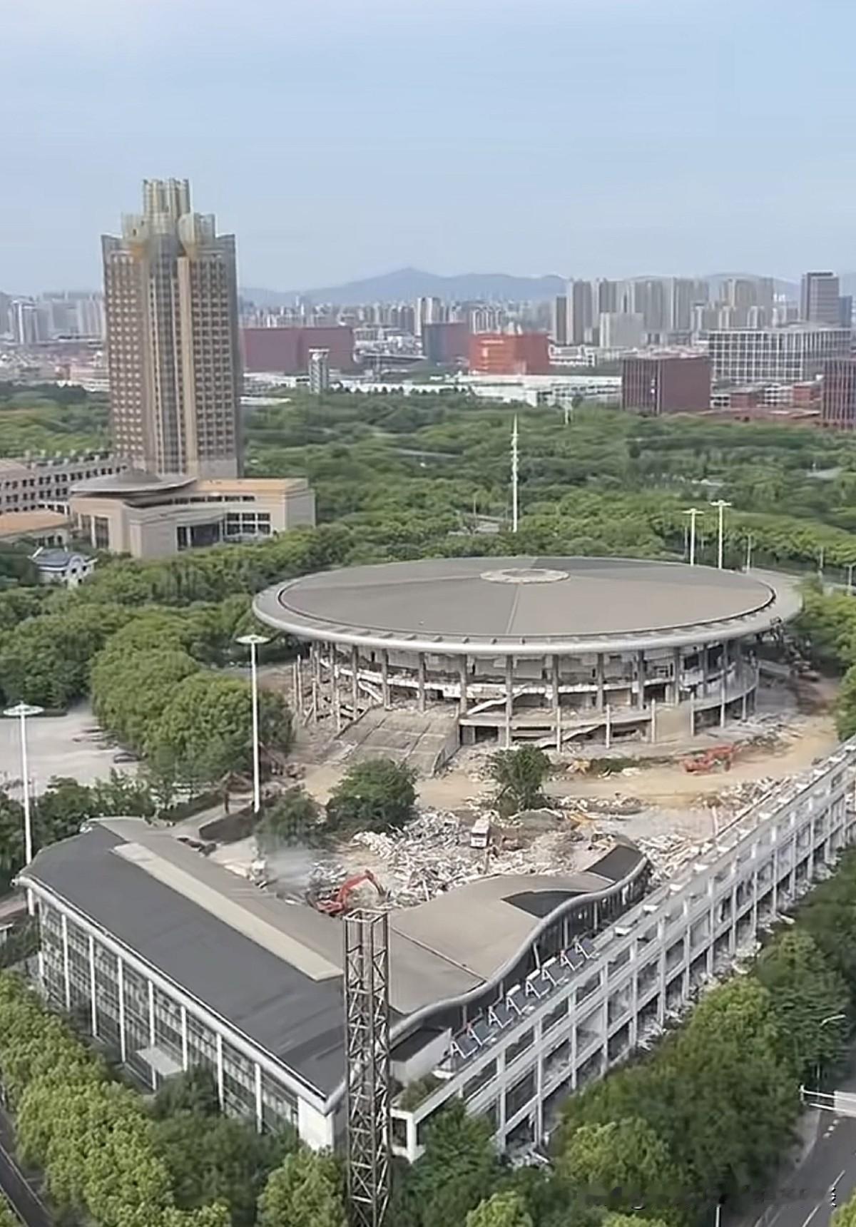 等鄞州体育馆、富邦体育场、奥体中心等，全部建造和改造完成。宁波市区承办足球和篮球