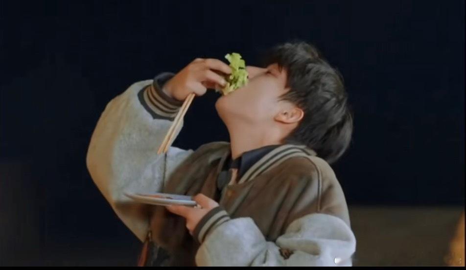 王安宇这是饿了几天啊吃青菜都跟吃肉似的这么香 