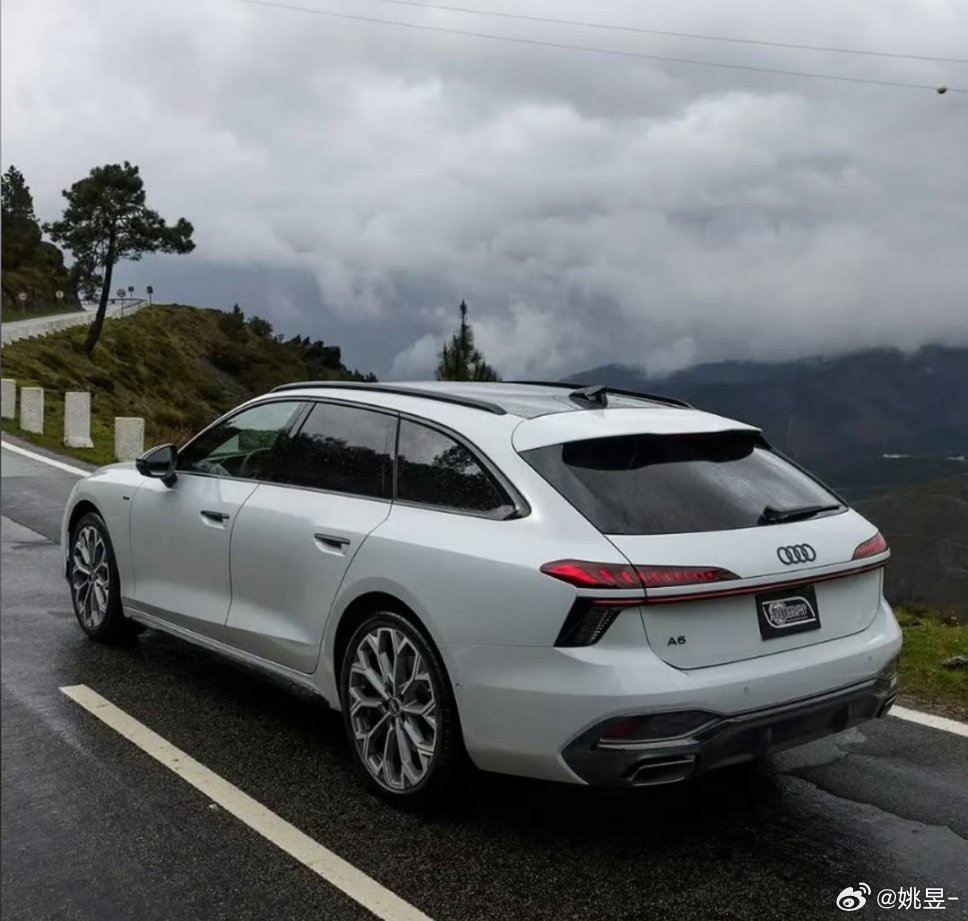 奥迪A7L旅行版谍照你们觉得牌照框应该放在哪好看？