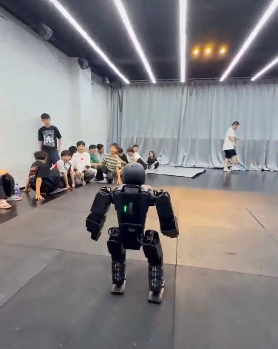在苏州偶遇小孩哥斗舞机器人小孩哥气场十足对战跳舞机器人，二者比拼舞姿看点十足，新