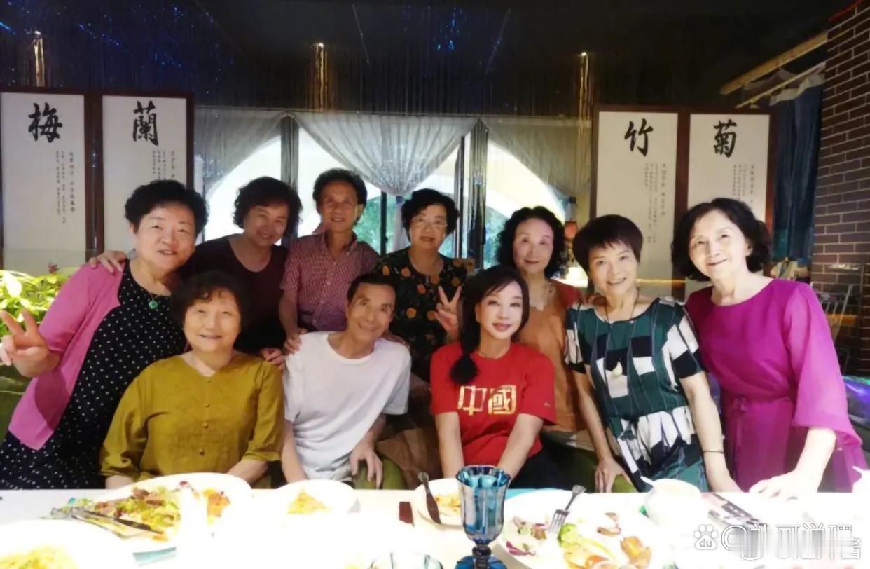 刘晓庆参加同学聚会，同学皆成老翁老妪，唯独她时髦打扮嫩如少女 