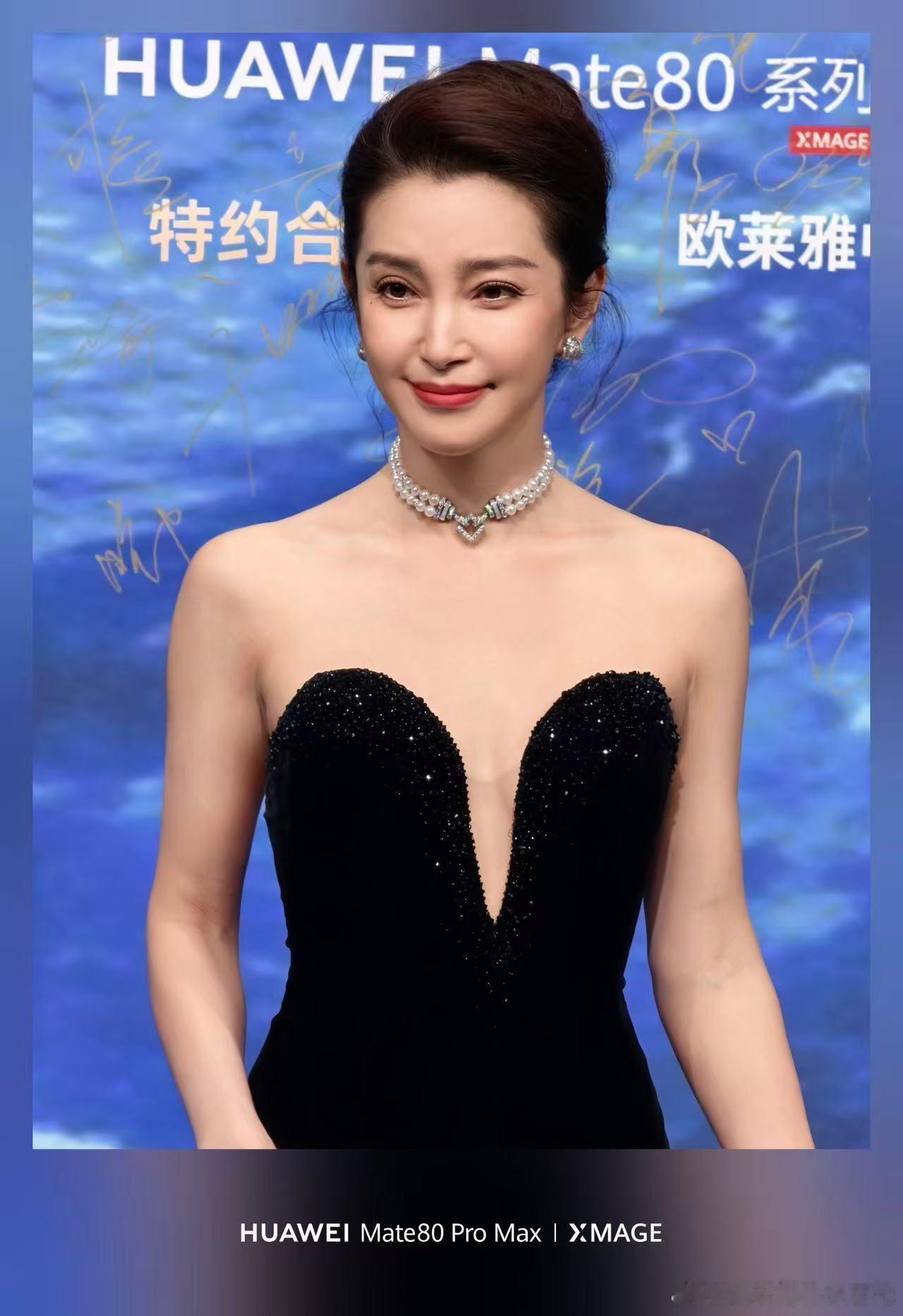 微博之夜红毯上王一博 中山装也太帅了吧搭配卷发微分造型整个人气质优雅，用华为Ma