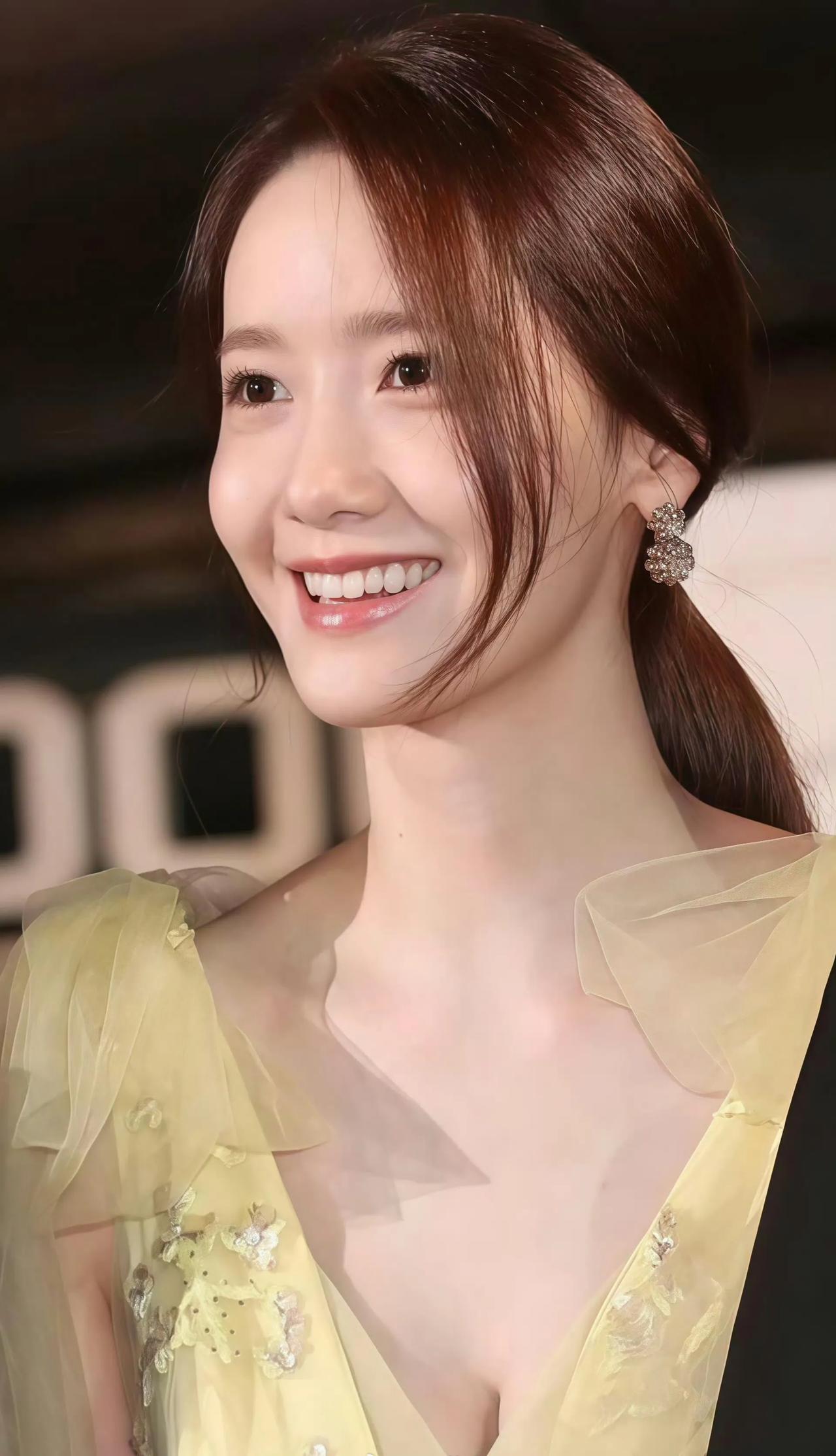 明眸皓齿这个词用来形容照片中的她应该再贴切不过了吧！她是出生于90年代的韩国知名