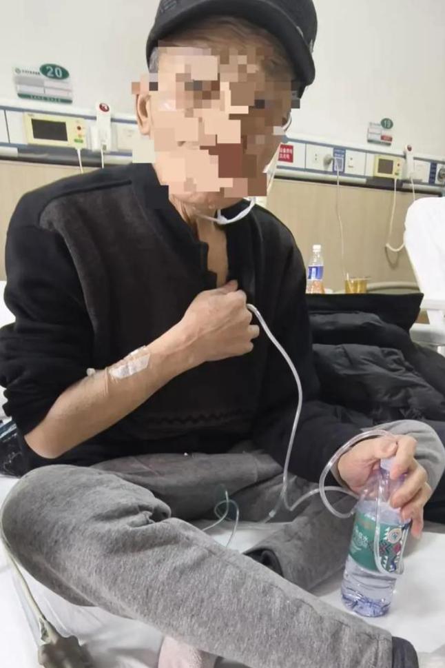 3月19日，湖北武汉，一老人因为胸口发闷，呼吸困难，情急之下，他竟拿起剪刀，对着