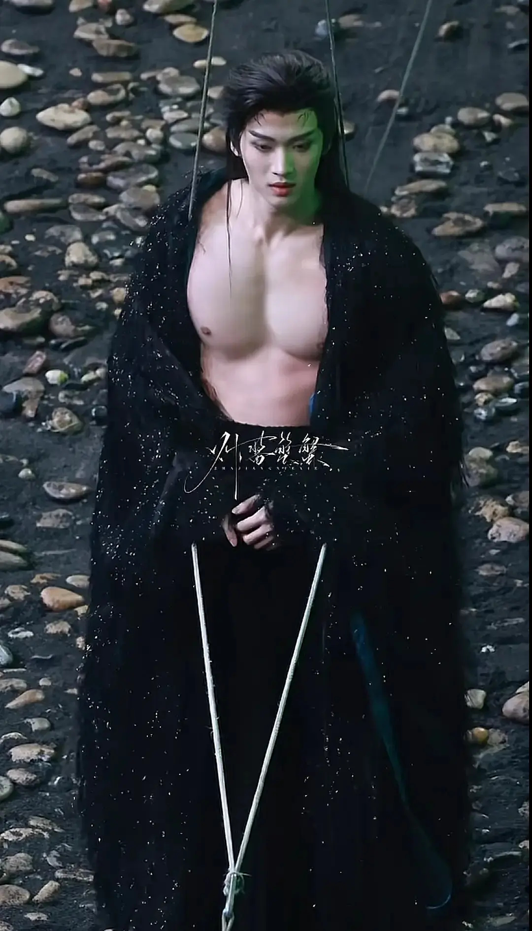 好奇怪的身材小四真是… 