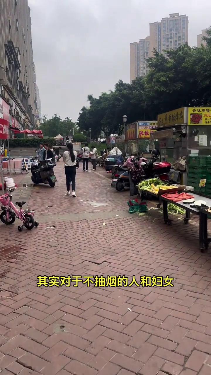 今天是四川实施公共场所禁烟的第一天，说实话今天出门还真没看到有人抽烟。这个禁烟其
