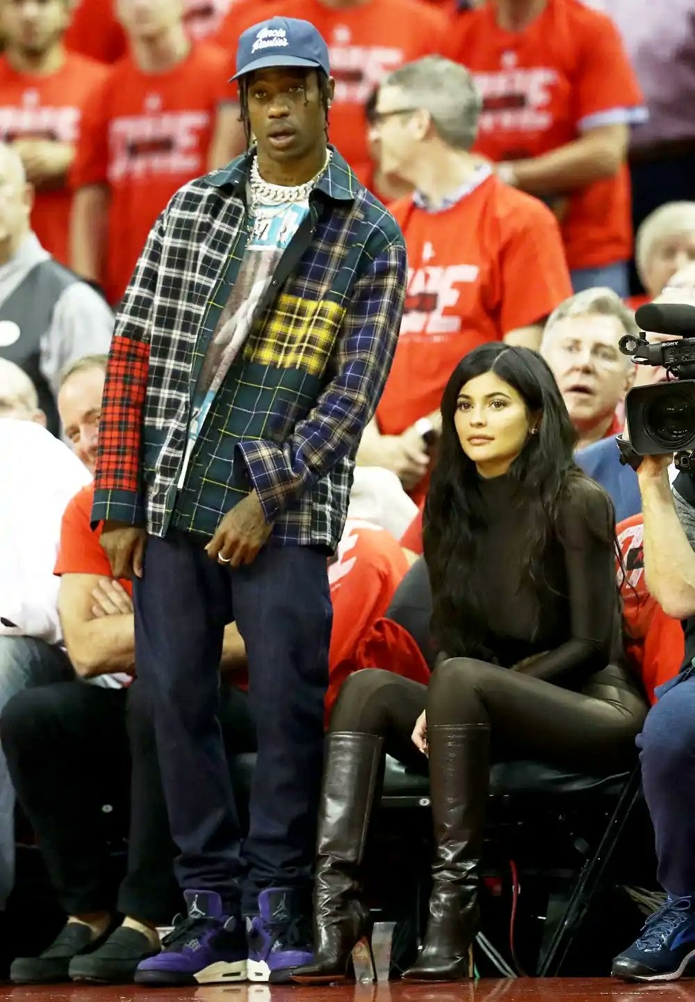 NBA 詹姆斯·哈登在凯莉·詹娜到场的淘汰赛中战绩为0胜2负！尼克斯4比0横扫骑