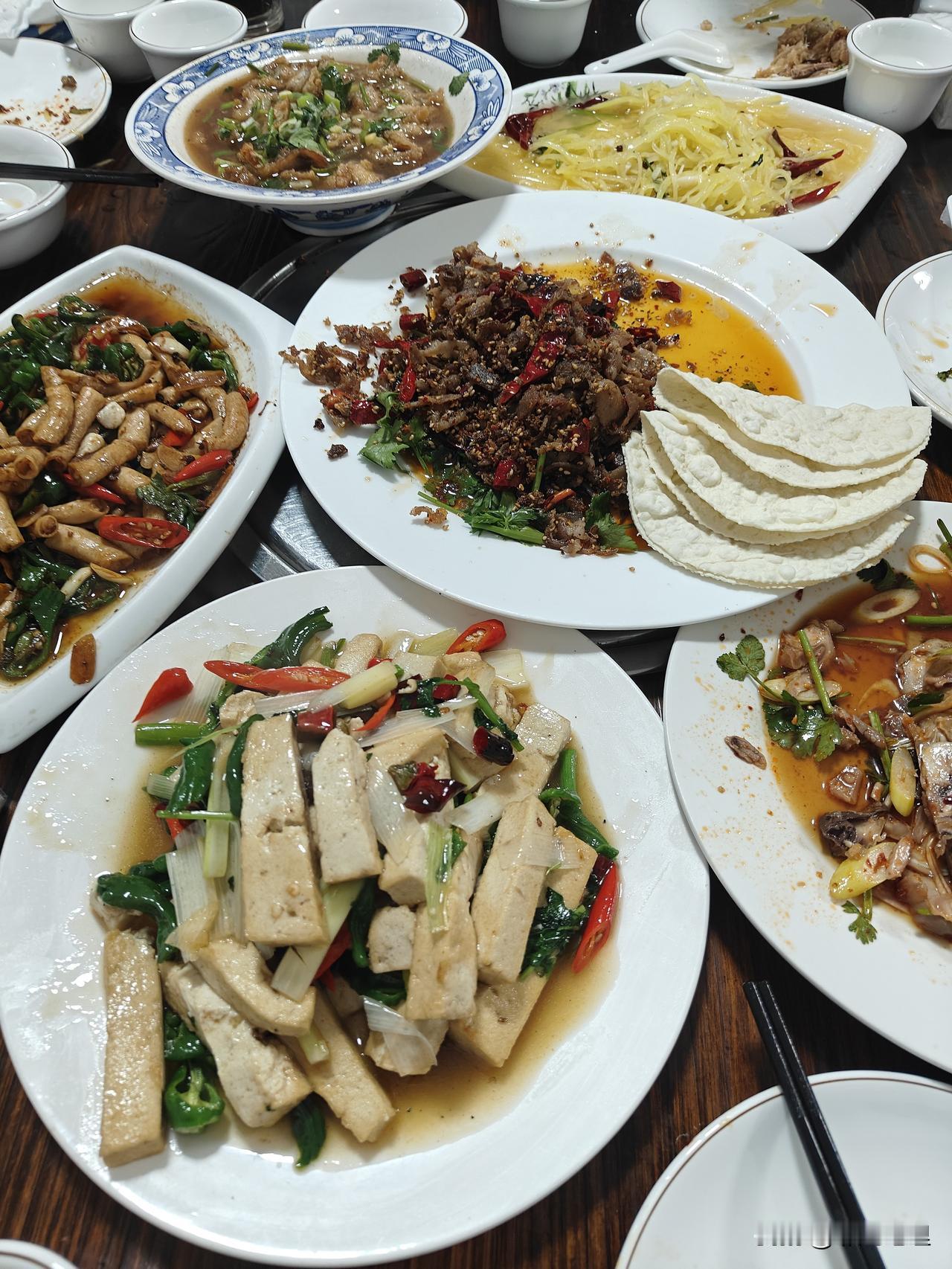 宁愿打车到河东吃饭，也比在南坊吃便宜！

六个菜，四荤两素，总共花了一百四！来回